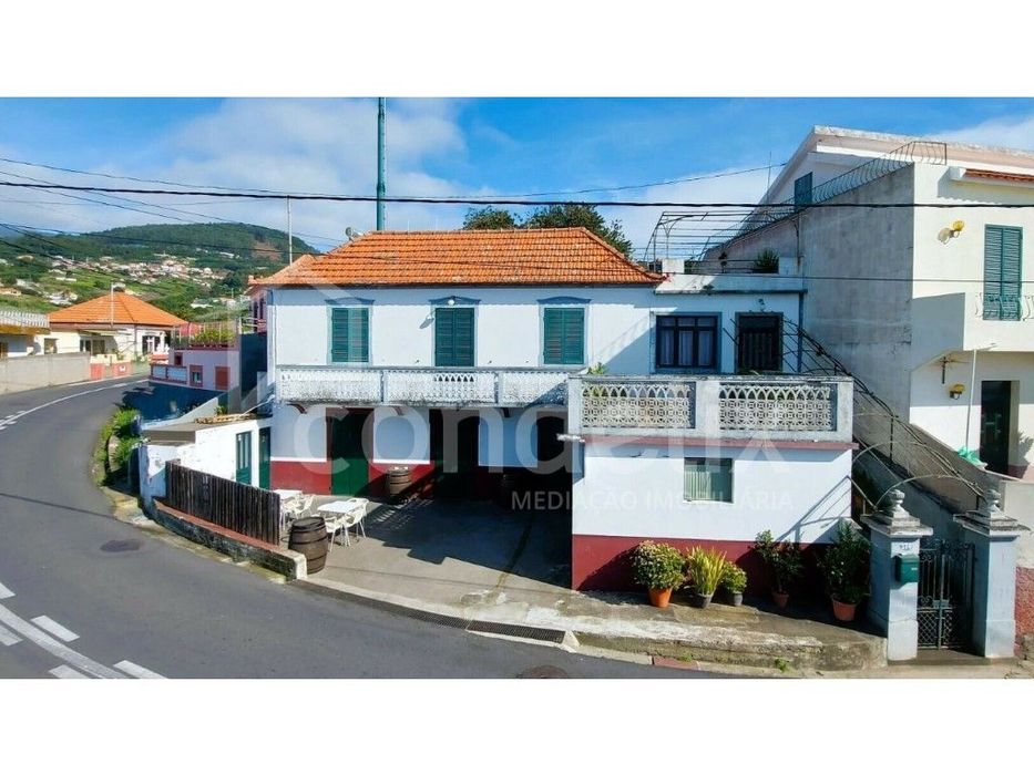 Moradia com comércio e vista mar