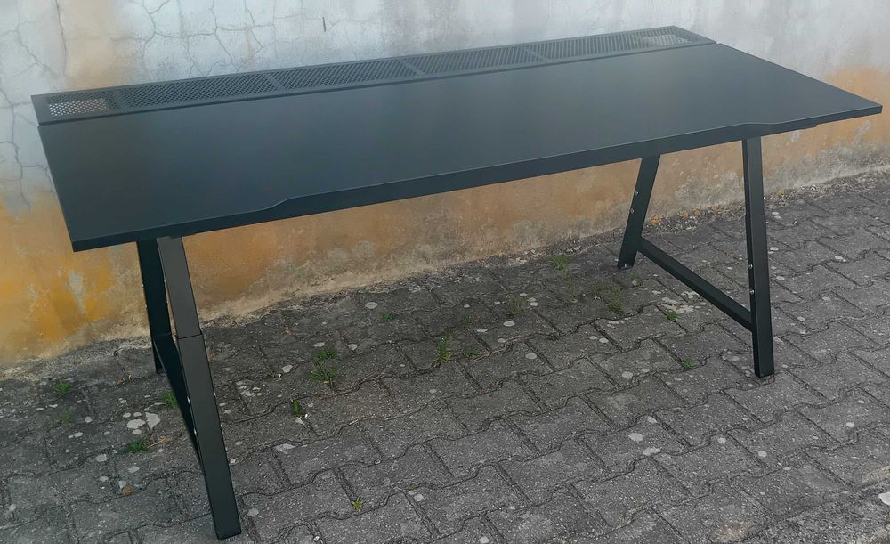 Secretária gaming de cor preta