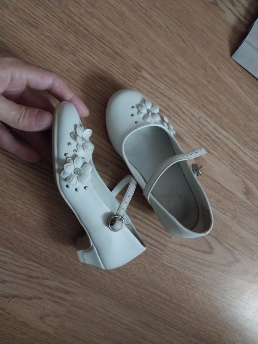 Туфельки на каблучку 27 р білі білосніжні для принцеси