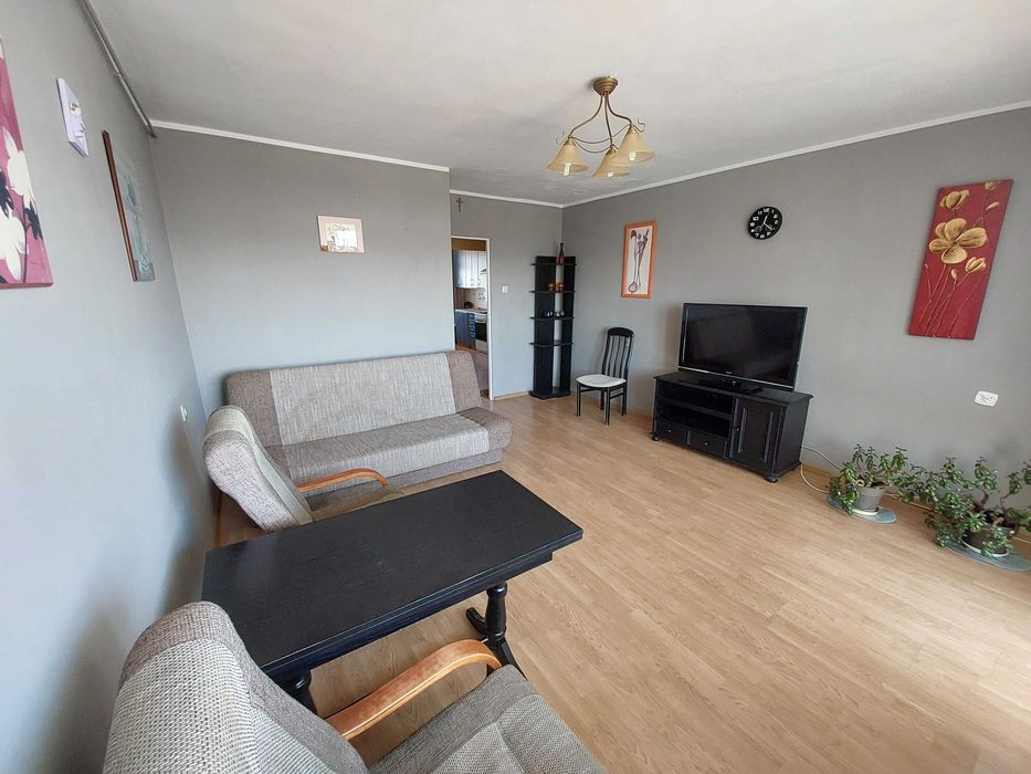 2 pokojowe mieszkanie 47 m2 w świetnej lokalizacji w centrum Elbląga. Duży salon, balkon, oddzielna kuchnia, winda, miejsce parkingowe przy budynku