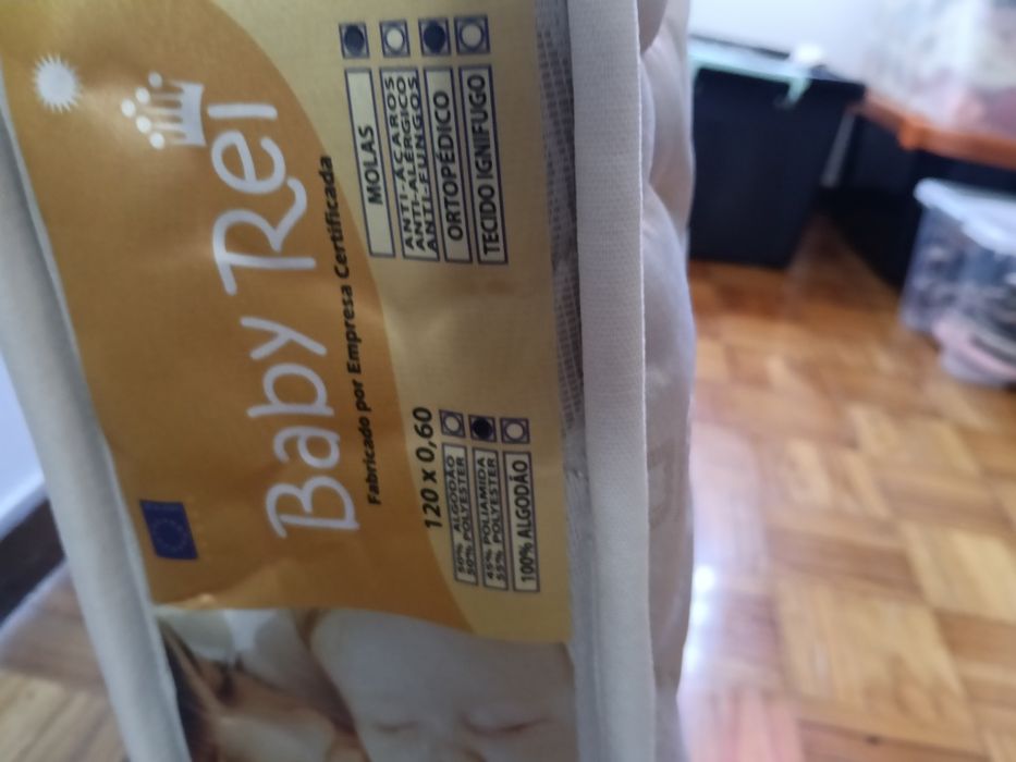 Cama de bebe de madeira