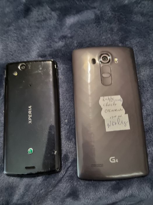 Dois telemóveis para peças