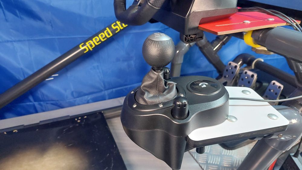 Simulador Logitech com volante, pedais, mudanças e frame