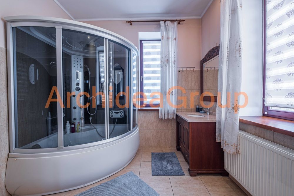 Продаж будинку у самому центрі на Печерську