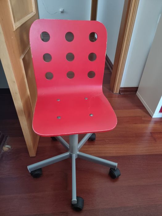 Cadeira roulante IKEA vermelha