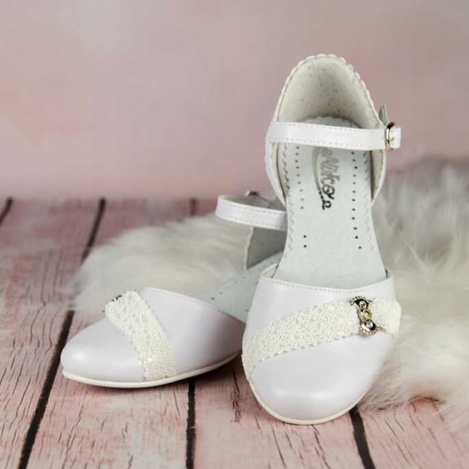 Buty komunijne dziewczęce białe balerinki zapinane z broszką 33