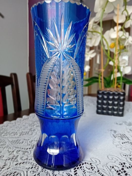 Duży wazony kryształowy w kolorze kobaltowym