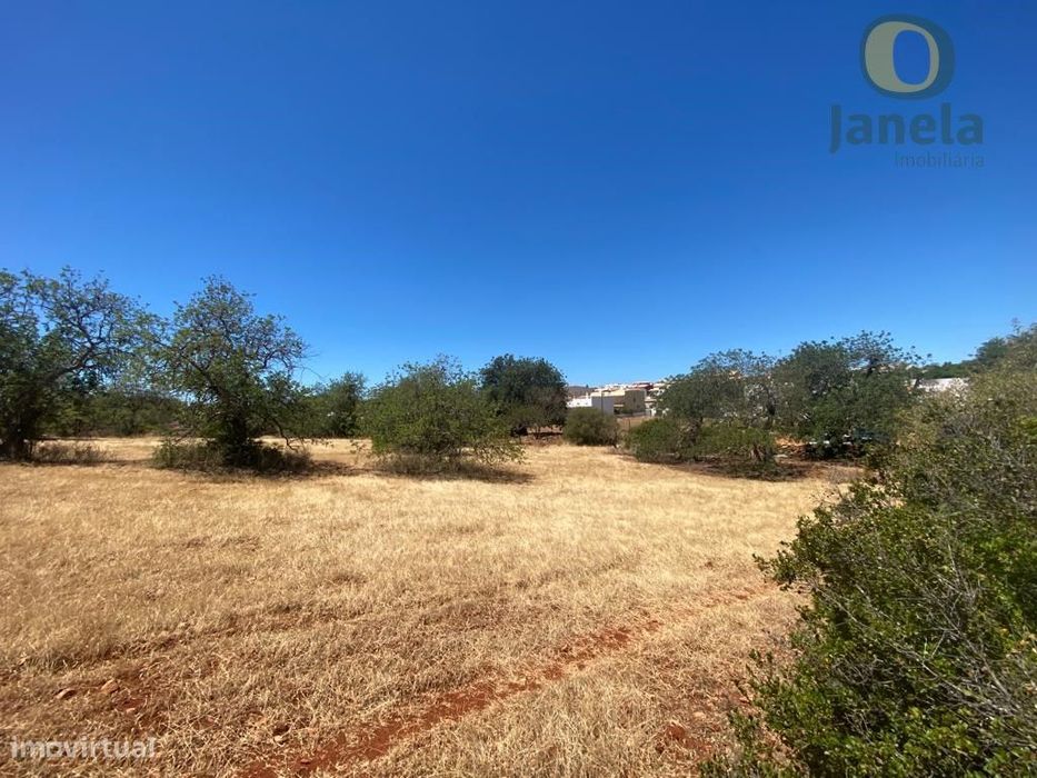 Terreno para construção no centro de Almancil