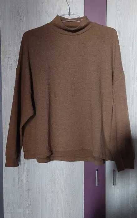 Brązowy sweter ze stójka