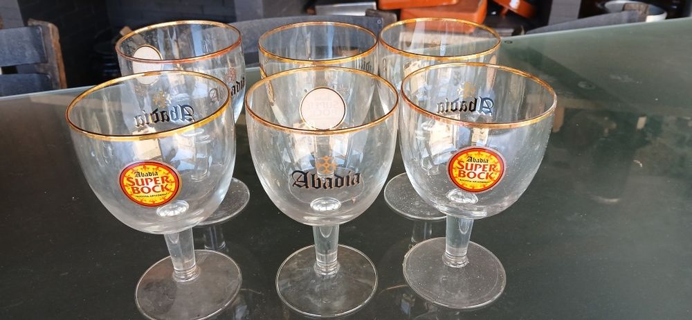 Copos e chavenas de leite