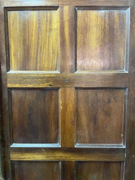Porta de entrada em madeira de apartamento