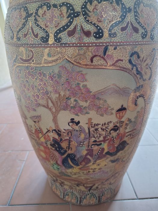 Vaso Satsuma Oriental Grande com Relevos Dourados e Cena Palaciana