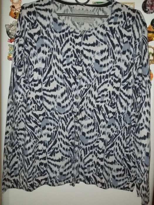 Продаю женскую шерстяную кофту, б/у, но в  хорошем состоянии.