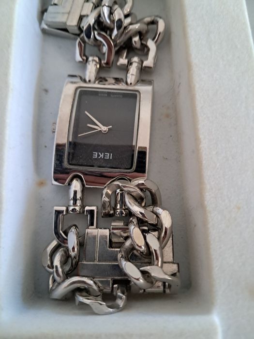 Vários relógios com caixa