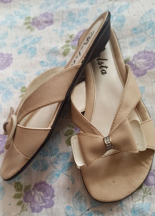 Продам  женские шлëпанцы (босоножки) Belsta