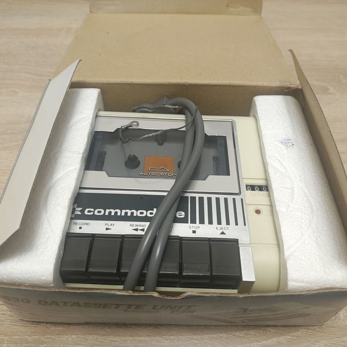 Sprzedam Commodore c 64  stan sklepowy