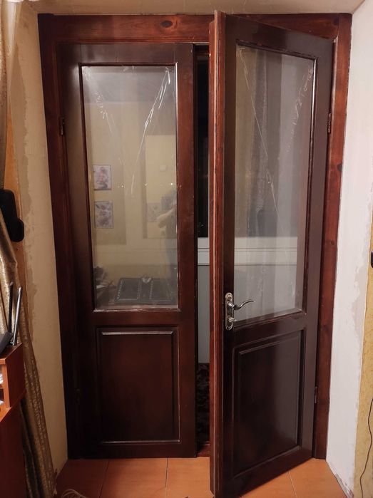 Двери двустворчатые из дерева/жалюзі