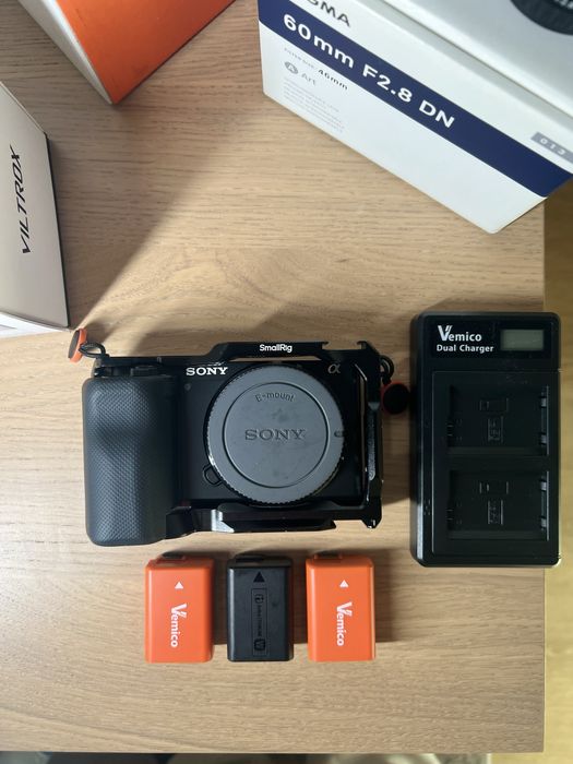 Kit Completo Sony ZV‑E10 + Lentes + Gimbal + Acessórios – Como Novo