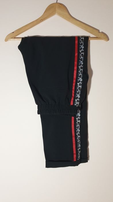 Czarne spodnie 7/8 z kieszeniami i paskami Sinsay