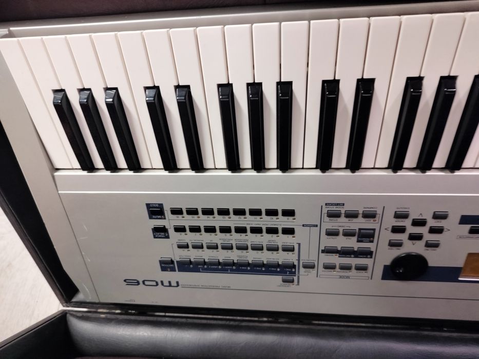 Yamaha MO6 i futerał drwniany