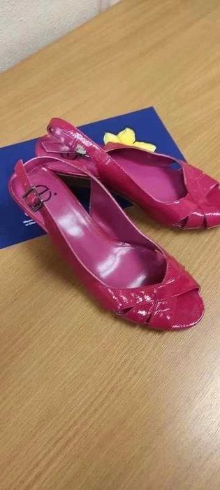 Lakierowane sandały damskie na koturnie z korka - FUKSJA