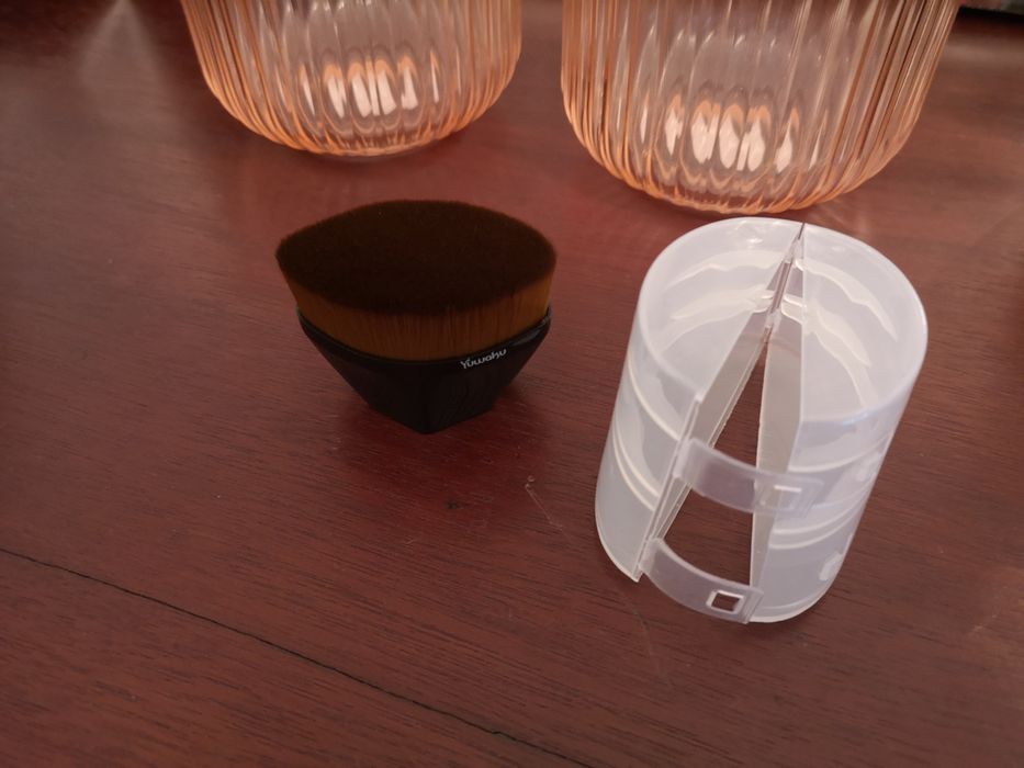 Vendo pincel hexagonal mágico para aplicar maquilhagem espectacular