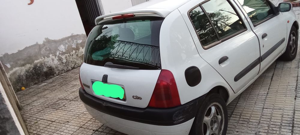 Renault Clio 1.9, 2001 - Avariado