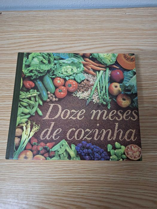 Livro de Culinária "Doze Meses de Cozinha"
