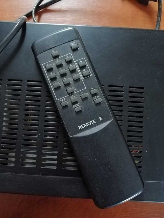 Tuner satelitarny telewizyjny Morgan's Denver II z pilotem. Super stan