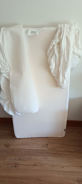 Colchão  como novo  com  lençóis cama criança