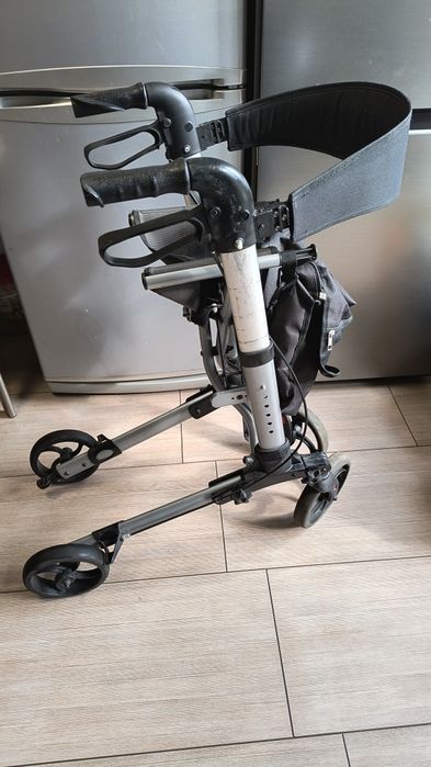 Chodzik YOLA firmy Timago,aluminiowy składany.