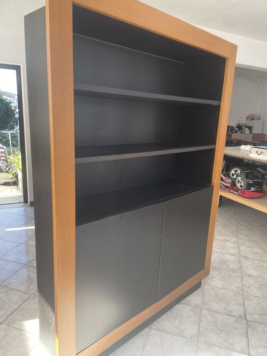 Móvel prateleiras e portas