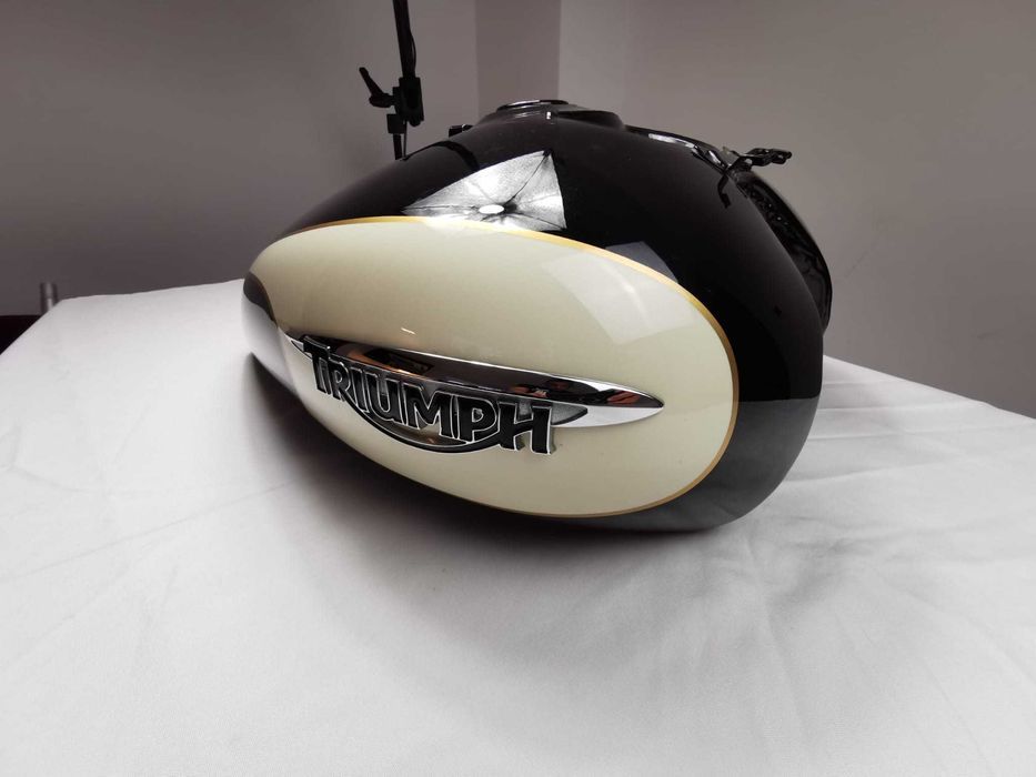 TRIUMPH BONNEVILLE AMERICA 865 Zbiornik Bak Oryginał Emblemat