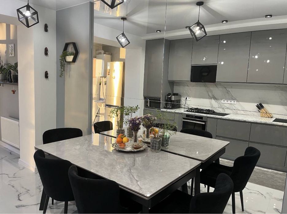 Продається велика  2-х кімнатна квартира з ремонтом. Постанови