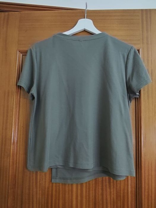 T-shirt verde assimétrica