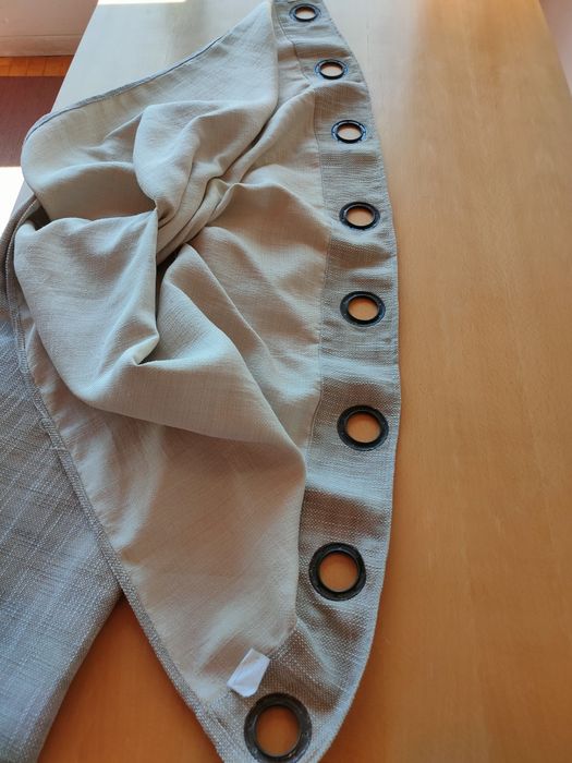 Cortinados em tecido opaco.
