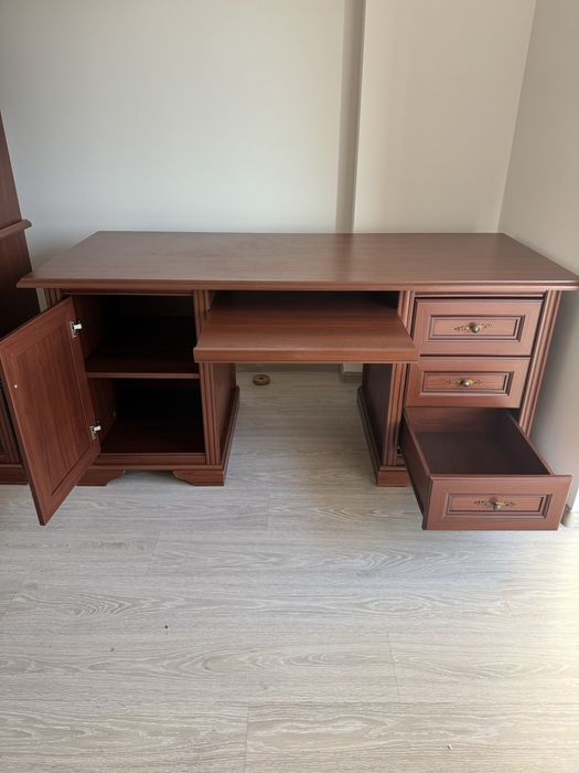 Офісні меблі стіл та шафа