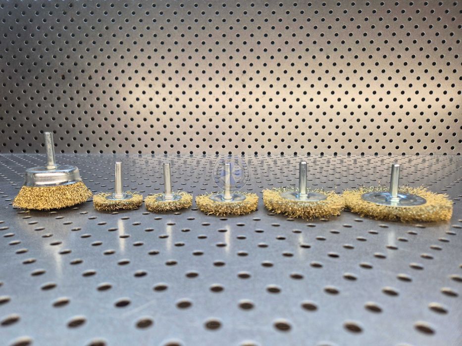 6 szt. Szczotki stalowe miedziowane na wiertarkę szczotka na trzpieniu