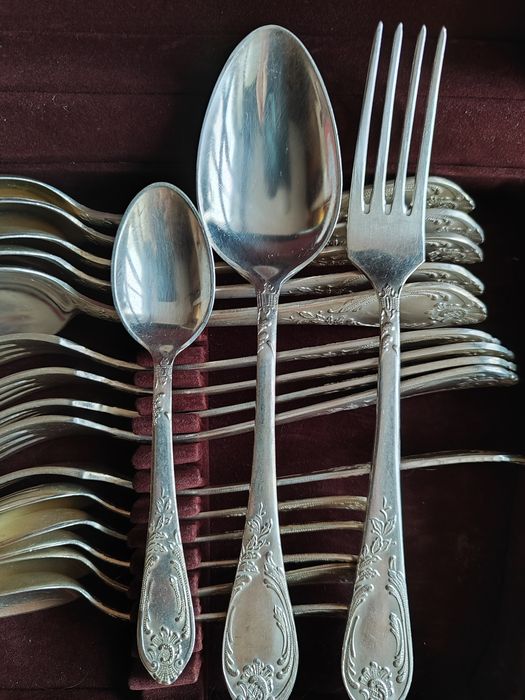 Цукорниця,чашки, столові прибори,вази