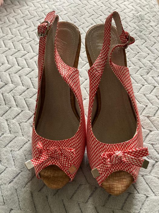 Piękne buty na obcasie r39