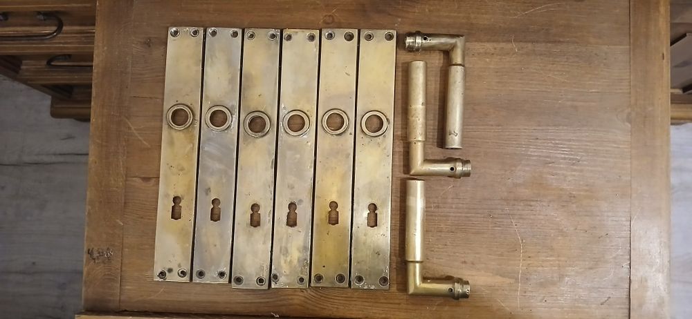 Stare mosiężne szyldy klamki, drzwi, dom.