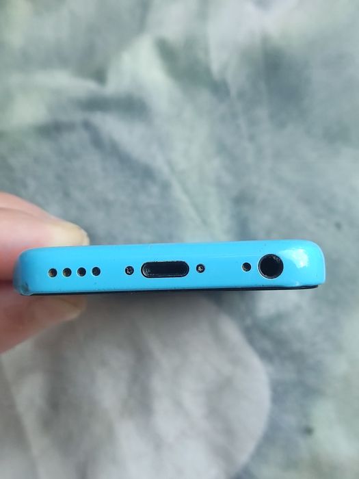 iPhone 5с-зарядка  идёт,но не заряжается,на запчасти или восстановление.