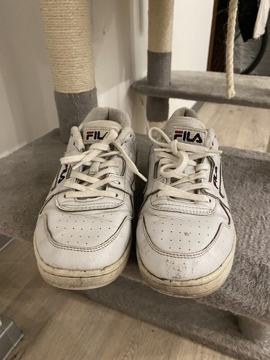Białe buty Fila