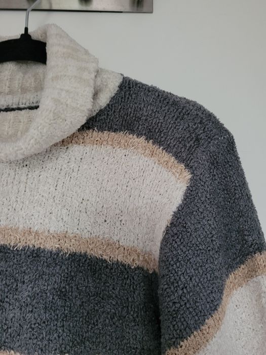 Ciepły golf w modne paski - idealny na jesień i zimę