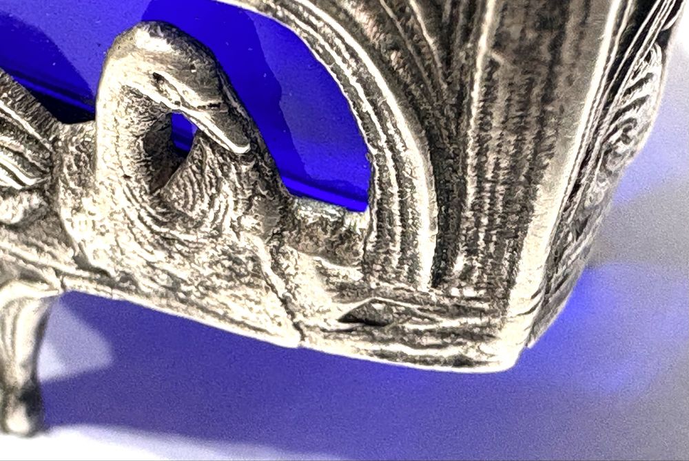 Maravilhoso antigo saleiro Arte Nova em prata contrastada com vidro azul cobalto