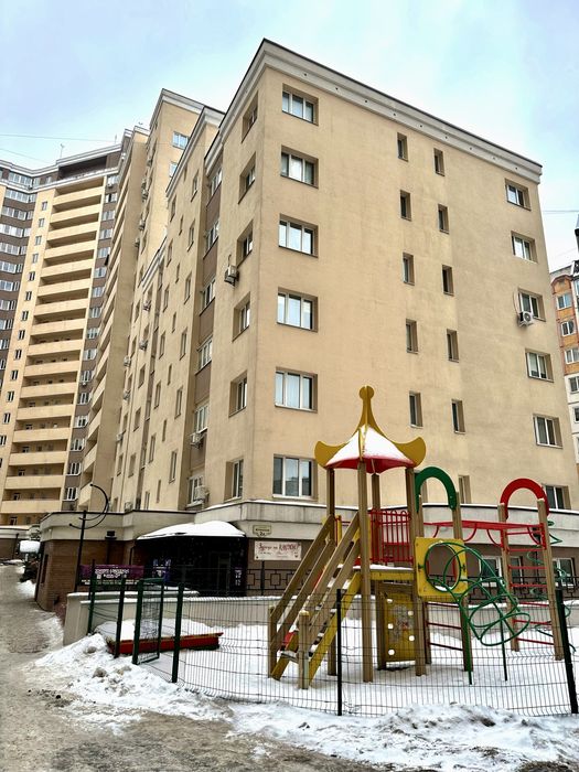 2 кімнатна квартира . Центральна частина Вишневого. Держпрограми.