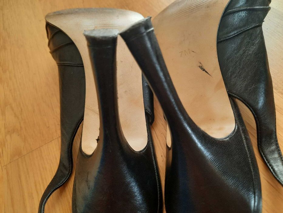 Letnie czarne szpilki Guess