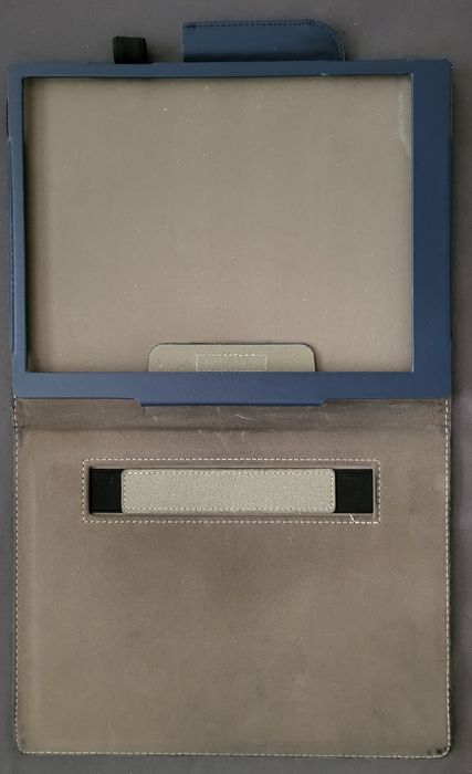 reMarkable 2 z dwoma rysikami oraz etui.