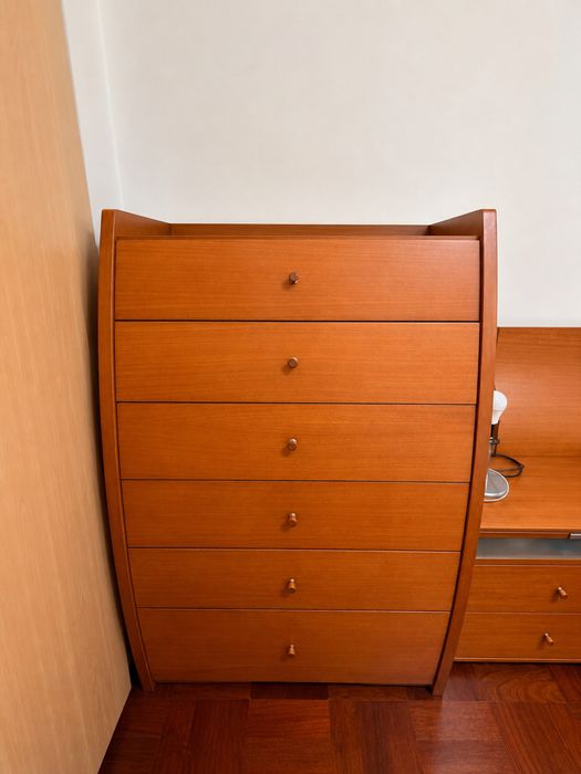 Conjunto Quarto Completo em Madeira – Cama + Colchão + Estrado + 2 Mesas de Cabeceira + Cómoda + Camiseiro