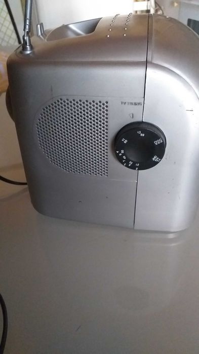 Televisão/radio mini antiga a funcionar perfeitamente